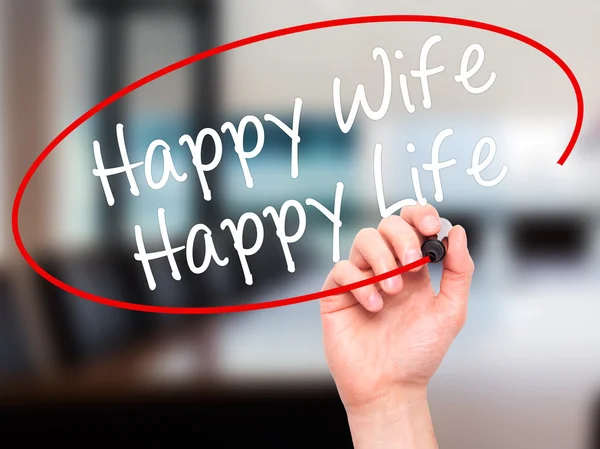 Man Hand writing Happy Wife Happy Life with black marker on visu — Stok fotoğraf
