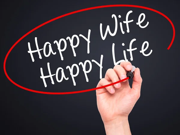 Man Hand writing Happy Wife Happy Life with black marker on visu — Zdjęcie stockowe