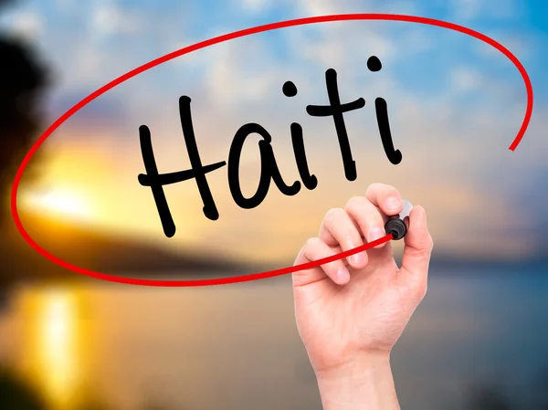 Uomo Scrittura a mano Haiti con pennarello nero sullo schermo visivo — Foto Stock