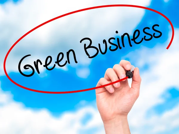 Man Hand schrijven Green Business met zwarte marker op visuele scre — Stockfoto