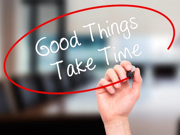 Man Hand writing Good Things Take Time con marcador negro en visu — Foto de Stock