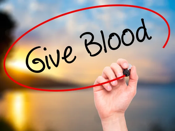 Uomo Scrittura a mano Give Blood con pennarello nero sullo schermo visivo — Foto Stock