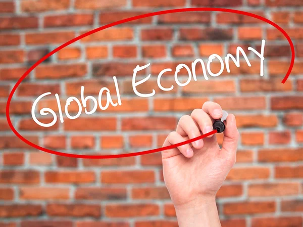 Mann Hand schreibt Weltwirtschaft mit schwarzem Filzstift auf visuelle Narbe — Stockfoto