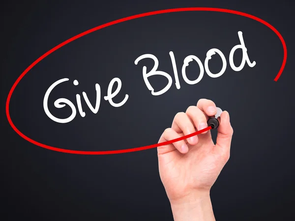 Uomo Scrittura a mano Give Blood con pennarello nero sullo schermo visivo — Foto Stock