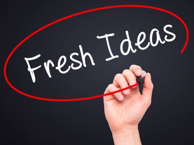 Adam el taze fikirler ile siyah kalemi görsel ekranda yazma.