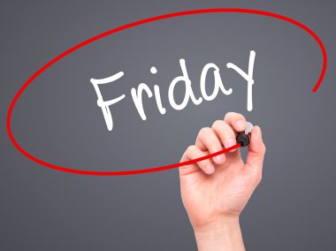 Adam el Cuma siyah kalemi ile görsel ekranda yazma.