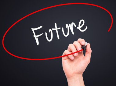 Adam el gelecek siyah kalemi ile görsel ekranda yazma.