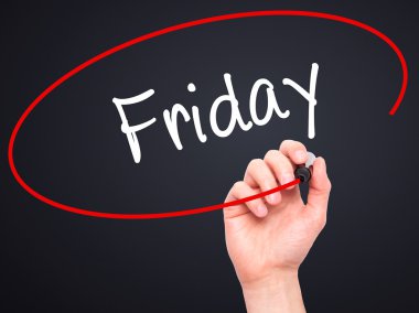 Adam el Cuma siyah kalemi ile görsel ekranda yazma.