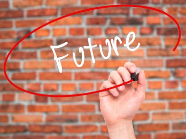 Adam el gelecek siyah kalemi ile görsel ekranda yazma.