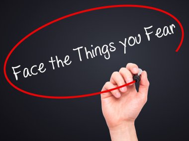 Adam el yüz v siyah kalemi ile korku şeyler yazma