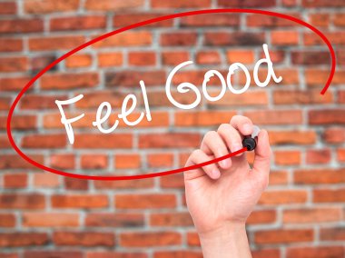 Adam el Feel Good siyah kalemi ile görsel ekranda yazma