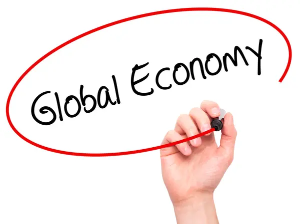 Hombre Escribir a mano Economía Global con marcador negro en la estafa visual — Foto de Stock