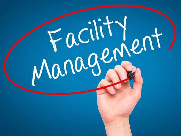 Man Hand writing Facility Management com marcador preto no visual — Fotografia de Stock