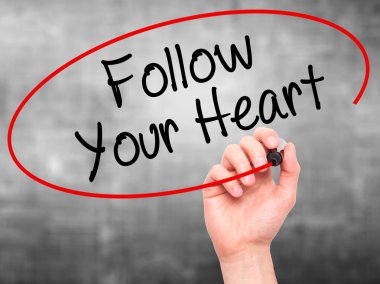 Adam el izleyin Your Heart siyah kalemi ile görsel s yazma.