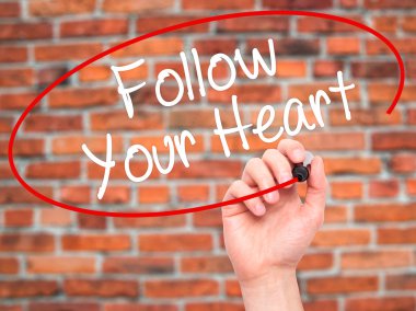 Adam el izleyin Your Heart siyah kalemi ile görsel s yazma.