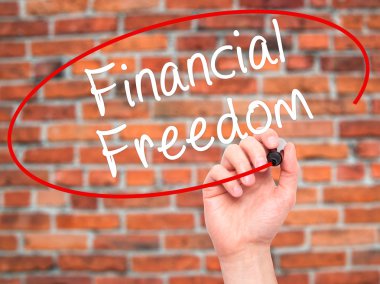 Adam el finansal özgürlük siyah kalemi ile görsel s yazma.