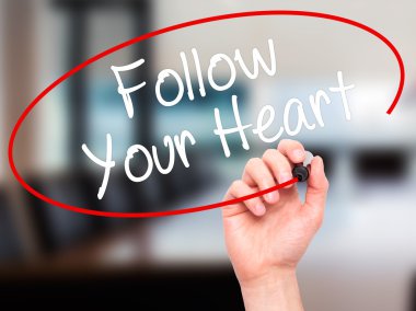 Adam el izleyin Your Heart siyah kalemi ile görsel s yazma.