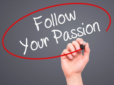 Adam el Your Passion takip ile siyah kalemi visua üzerinde yazma.