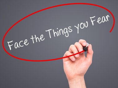 Adam el yüz v siyah kalemi ile korku şeyler yazma