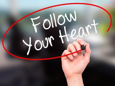 Adam el izleyin Your Heart siyah kalemi ile görsel s yazma.