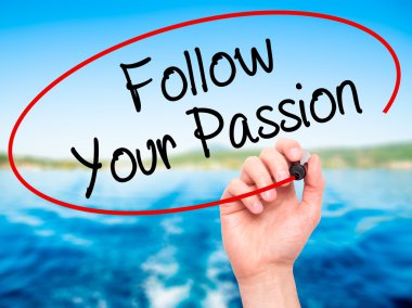 Adam el Your Passion takip ile siyah kalemi visua üzerinde yazma.