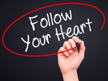 Adam el izleyin Your Heart siyah kalemi ile görsel s yazma.