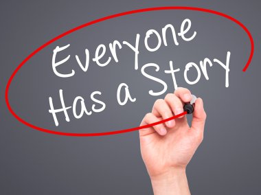 Adam el herkesin bir hikaye ile siyah kalemi visua üzerinde yazma