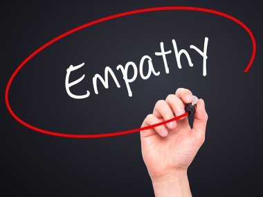 Adam el siyah kalemi ile empati görsel ekranda yazma