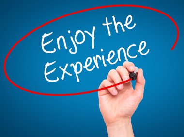 Adam el Enjoy yazma deneyimi ile siyah kalemi visua üzerinde