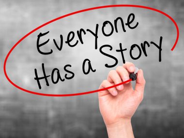 Adam el herkesin bir hikaye ile siyah kalemi visua üzerinde yazma