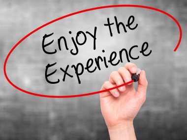 Adam el Enjoy yazma deneyimi ile siyah kalemi visua üzerinde