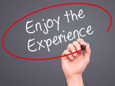 Adam el Enjoy yazma deneyimi ile siyah kalemi visua üzerinde