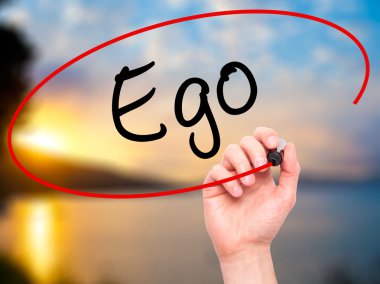 Adam el yazma ego ile siyah kalemi görsel ekranda