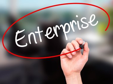 Adam el kurumsal siyah kalemi ile görsel ekranda yazma.