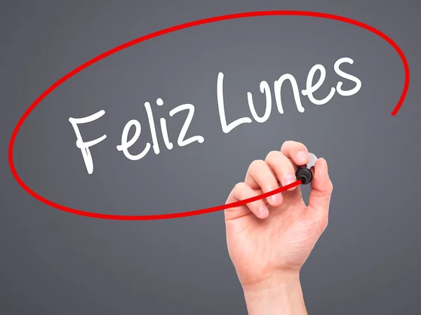 Человек, пишущий Feliz Lunes ("Счастливый понедельник" на испанском языке) с блаком — стоковое фото