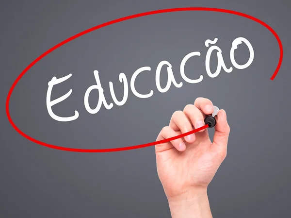 Man Hand schrijven van onderwijs (Educação in het Portugees) met zwart m — Stockfoto