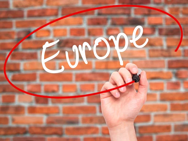 남자 손 영상 화면에 검은색 표시와 함께 유럽을 작성 — 스톡 사진