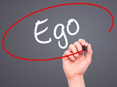 Adam el yazma ego ile siyah kalemi görsel ekranda