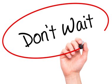 Adam el bekleme ile siyah kalemi görsel ekranda yazma