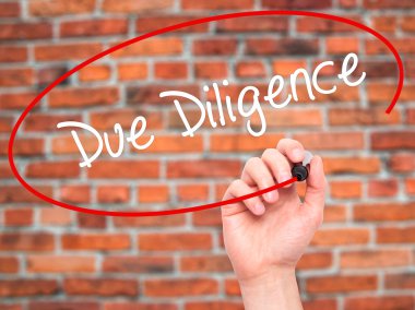 Adam el tespiti ile siyah kalemi görsel dağ eteğindeki taş yığını üzerinde yazma.