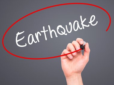 Adam el deprem ile siyah kalemi görsel ekranda yazma.