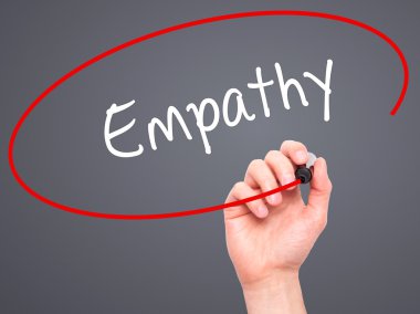 Adam el siyah kalemi ile empati görsel ekranda yazma