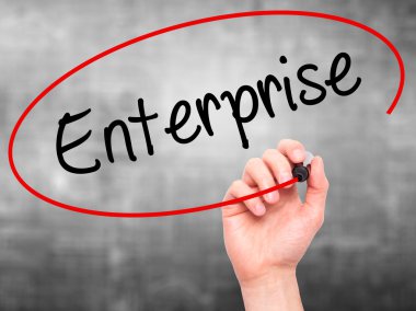 Adam el kurumsal siyah kalemi ile görsel ekranda yazma.