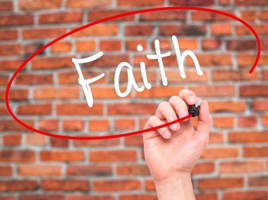 Adam el inanç ile siyah kalemi görsel ekranda yazma.