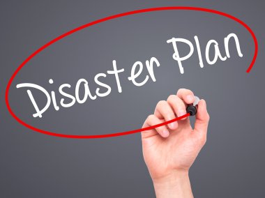 Adam el afet planı ile siyah kalemi görsel dağ eteğindeki taş yığını üzerinde yazma