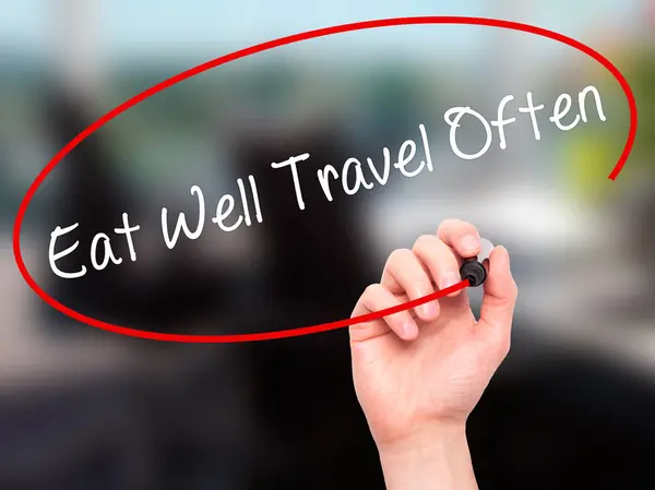 Man Hand writing Eat Well Travel A menudo con marcador negro en visu —  Fotos de Stock