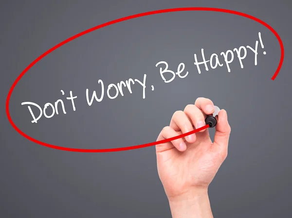 Man handskrifts oroa dig inte, Be Happy! med svart markör på vis — Stockfoto
