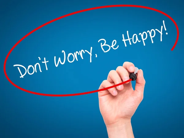 Man Hand schrijven Don't Worry, Be Happy! met zwarte marker op vis — Stockfoto