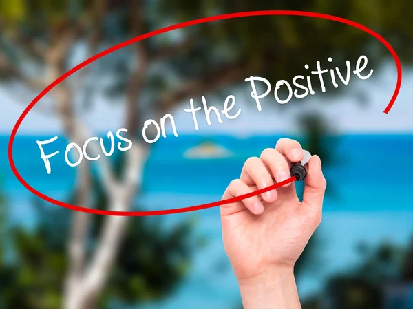 Man Hand schrijven van Focus op het positieve met zwarte marker op visu — Stockfoto