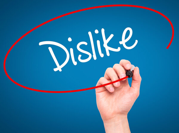 Человек, пишущий "Нелюбовь" с черным маркером на экране
